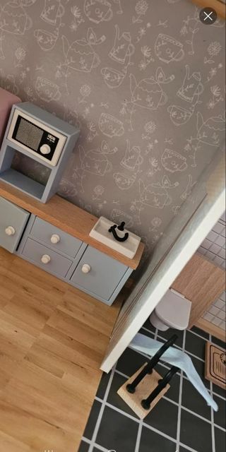 Casa de muñecas con figuras