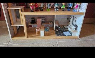 Casa de muñecas con figuras