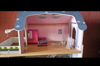 Casa de muñecas con figuras