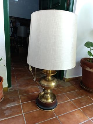 Lámpara de mesa dorada y marrón