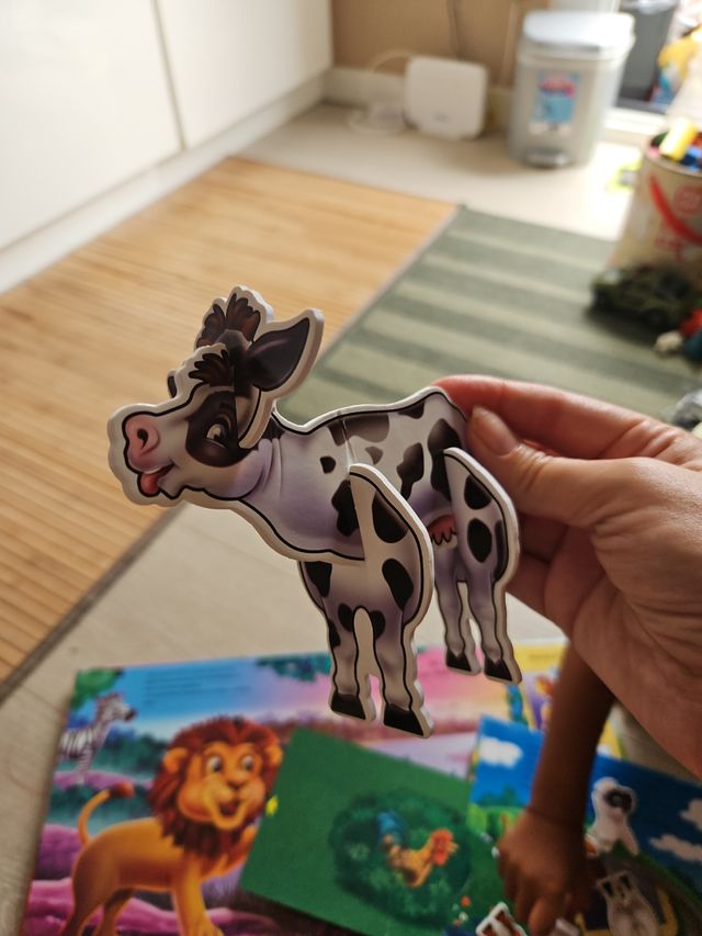 2 libros con figuras 3D