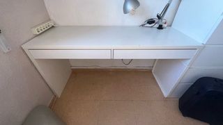 Mesa de escritorio blanca