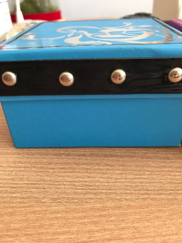 2 Cajas Guess Azul y Rosa 11x11x6 cm