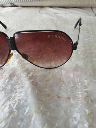 Gafas de sol Ferrari negras y marrones