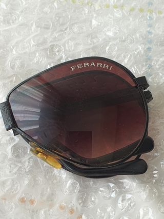 Gafas de sol Ferrari negras y marrones