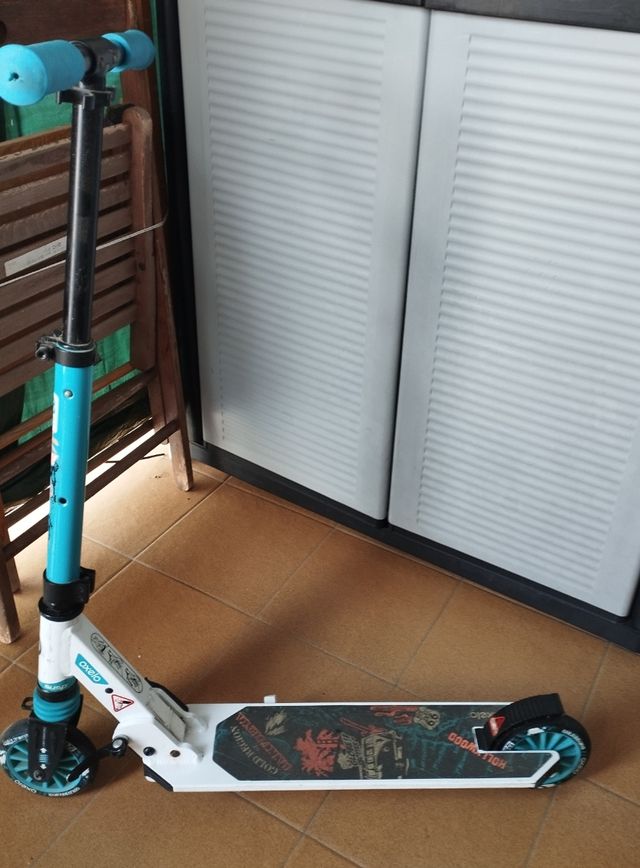 Patinete Oxelo blanco y azul