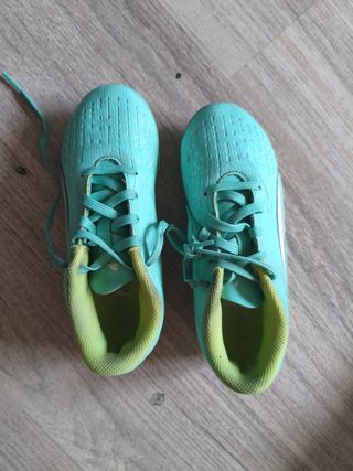 Botas de fútbol Puma color turquesa. Talla 30