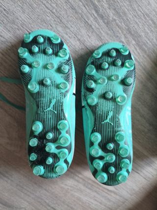 Botas de fútbol Puma color turquesa. Talla 30