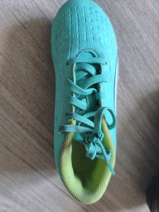 Botas de fútbol Puma color turquesa. Talla 30