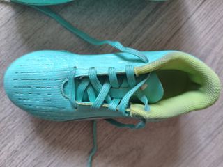 Botas de fútbol Puma color turquesa. Talla 30