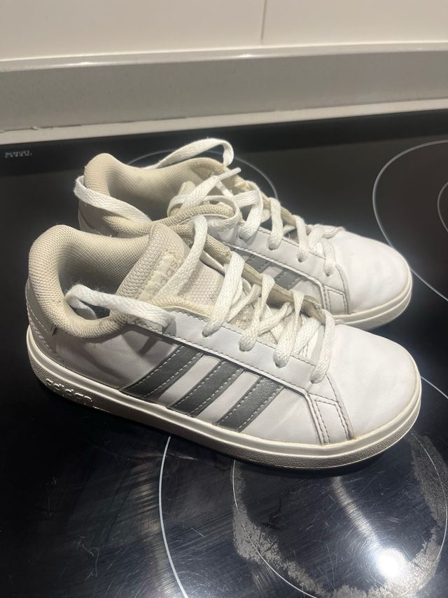 Zapatillas Adidas Blancas y Plateadas Unisex