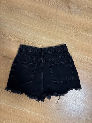 Pantalón corto vaquero negro desgastado