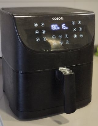 Freidora de aire COSORI Premium 5.5L y accesorios.