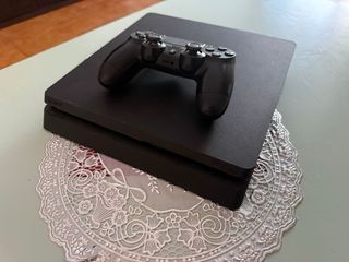 PS4 Slim Negra 1 tb de almacenamiento versión 12.5