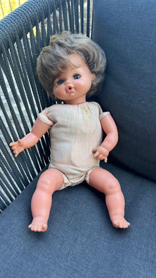 Muñeca antigua con ropa