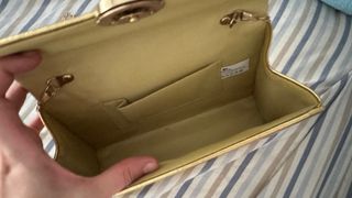 Cartera de fiesta dorada con cadena