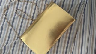 Cartera de fiesta dorada con cadena