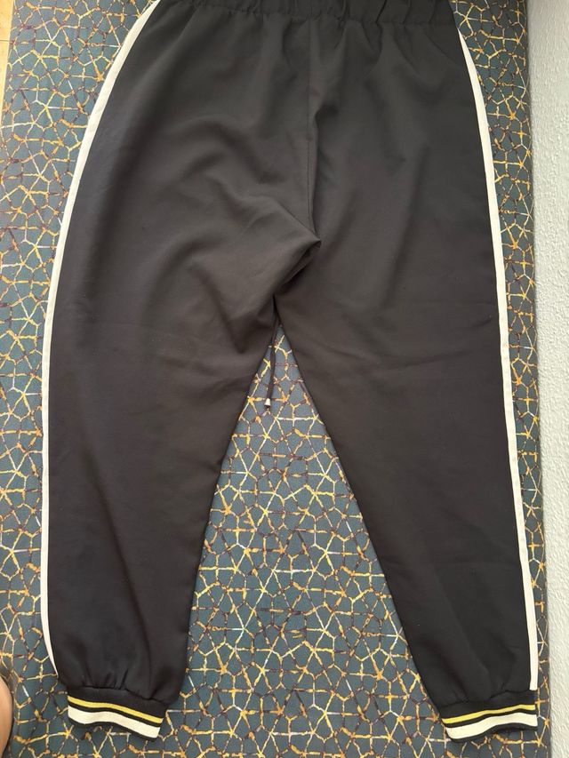 Pantalón deportivo negro con rayas amarillas