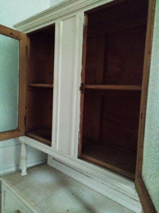 Alacena antigua de madera y cristal