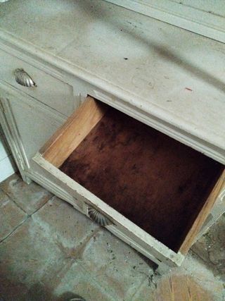 Alacena antigua de madera y cristal