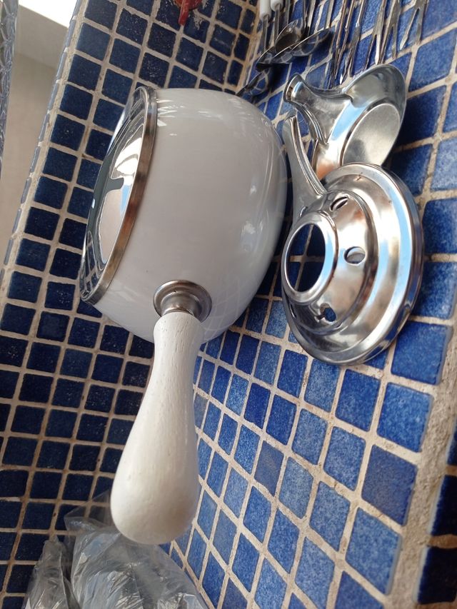 Set de fondue blanco y plateado