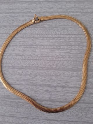Gargantilla dorada estilo serpiente