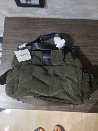 Bolso verde con bordado floral