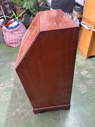 Escritorio antiguo de madera y cuero