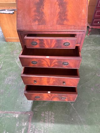 Escritorio antiguo de madera y cuero