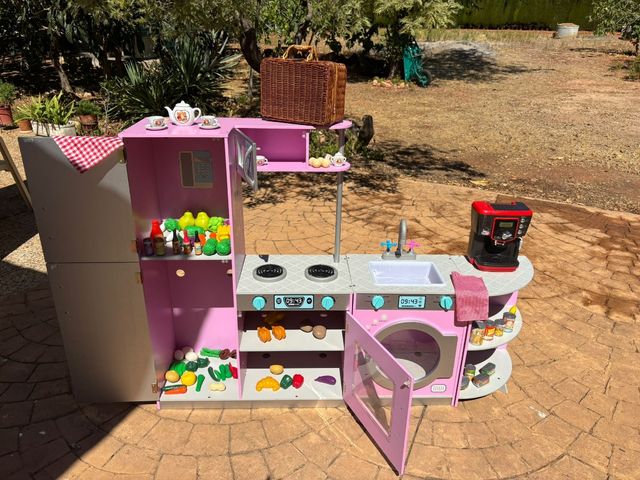 Cocina de juguete rosa con accesorios