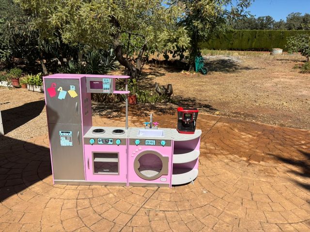 Cocina de juguete rosa con accesorios
