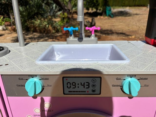 Cocina de juguete rosa con accesorios