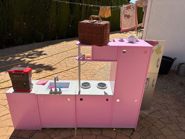 Cocina de juguete rosa con accesorios