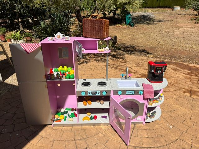 Cocina de juguete rosa con accesorios