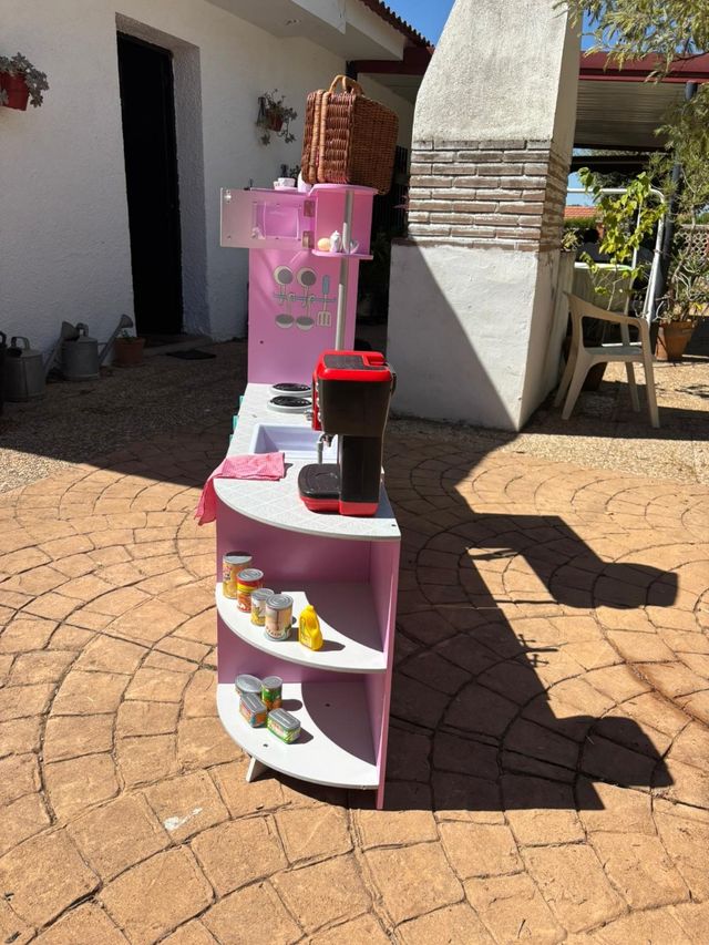 Cocina de juguete rosa con accesorios