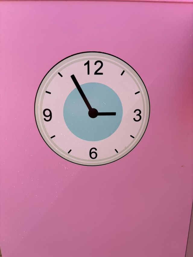 Cocina de juguete rosa con accesorios