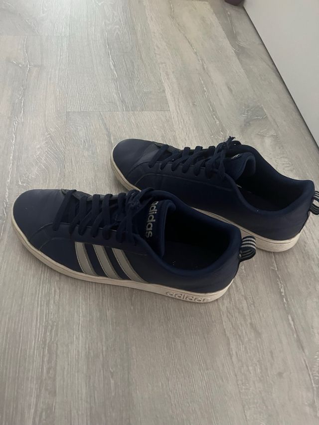Zapatillas Adidas casuales azul y plata