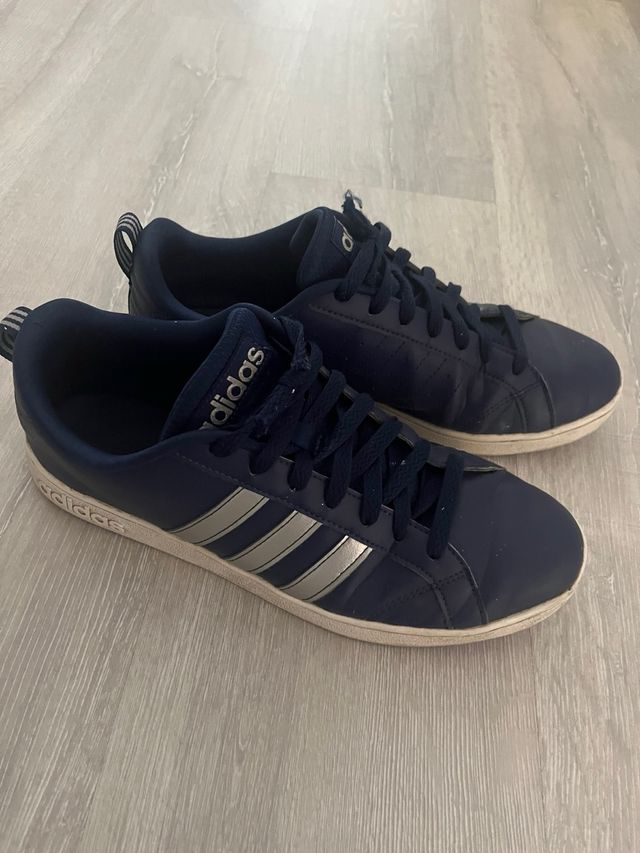Zapatillas Adidas casuales azul y plata