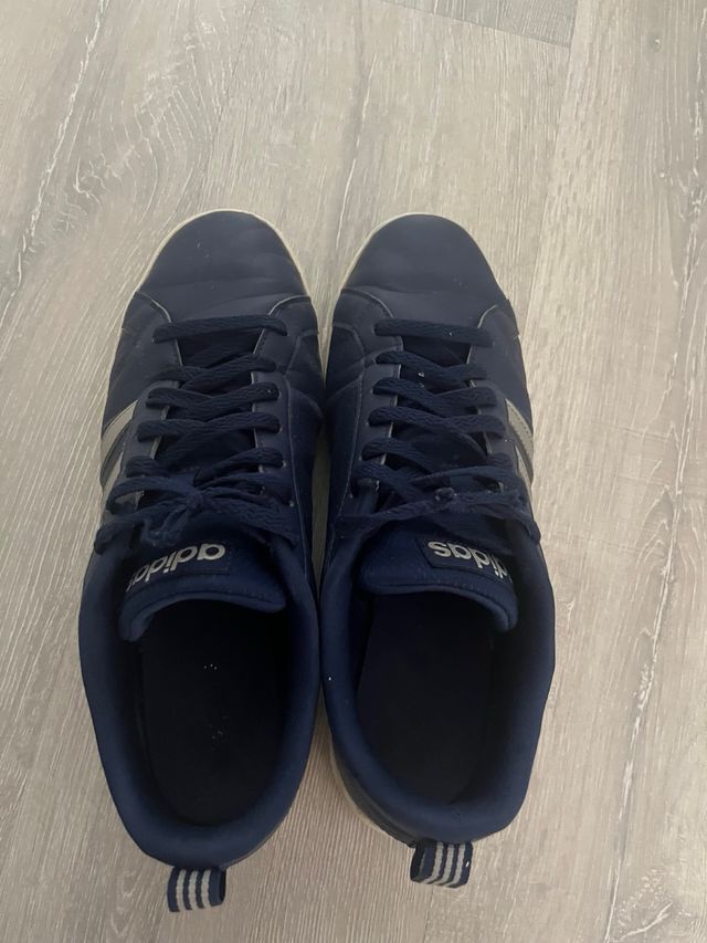 Zapatillas Adidas casuales azul y plata