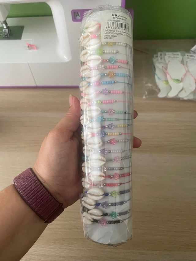 Tubo 24 pulseras de conchas y abalorios