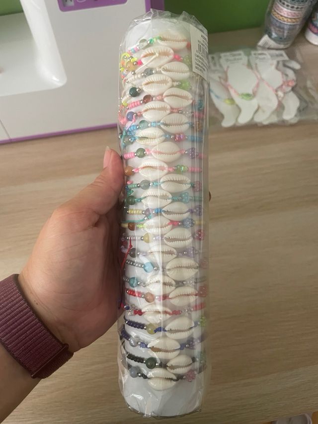 Tubo 24 pulseras de conchas y abalorios