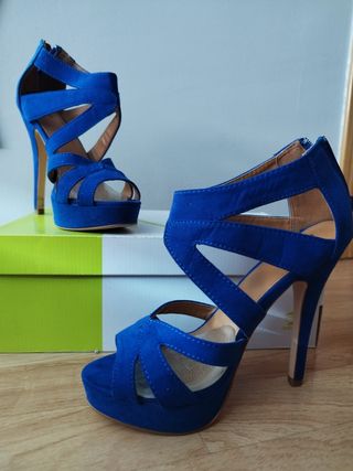 Sandalias tacón azul klein talla 37