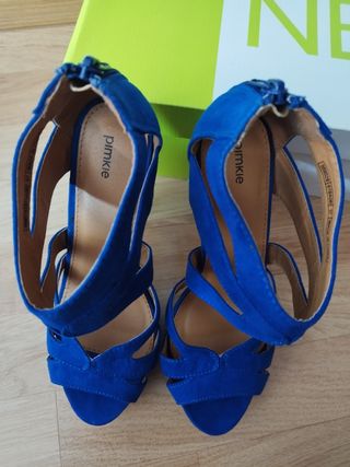Sandalias tacón azul klein talla 37
