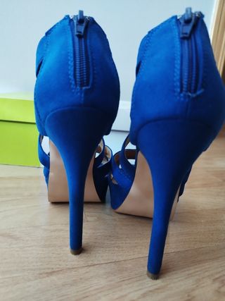 Sandalias tacón azul klein talla 37