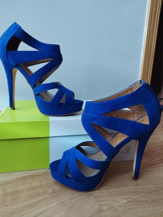 Sandalias tacón azul klein talla 37