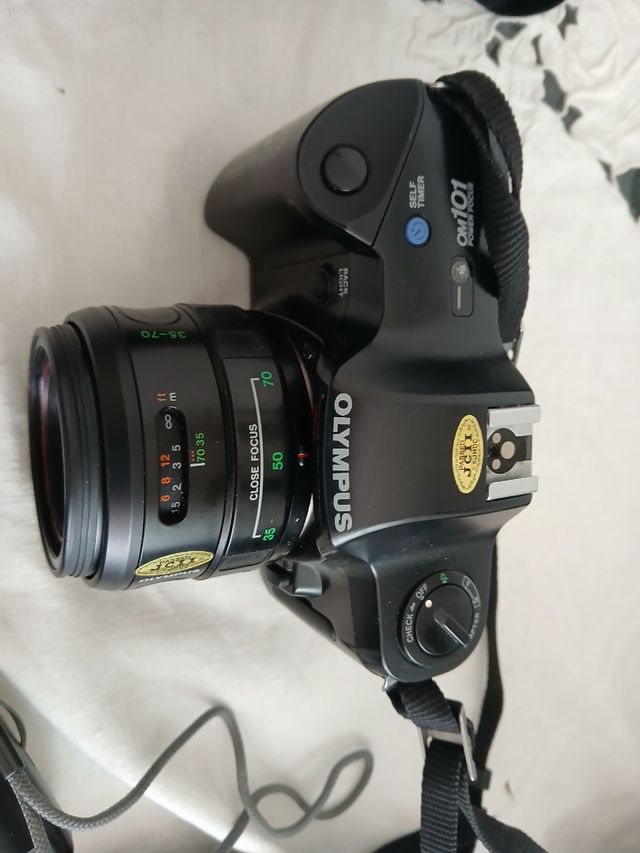Olympus OM101 Cámara Negra y 6 cámaras pequeñas