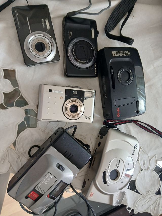 Olympus OM101 Cámara Negra y 6 cámaras pequeñas