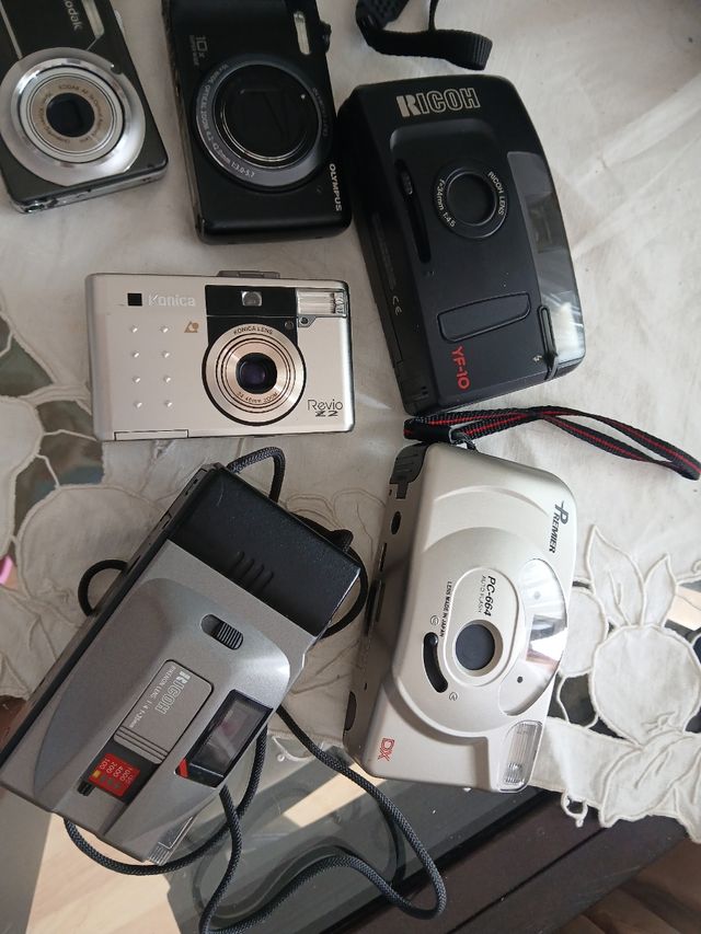 Olympus OM101 Cámara Negra y 6 cámaras pequeñas