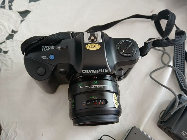 Olympus OM101 Cámara Negra y 6 cámaras pequeñas