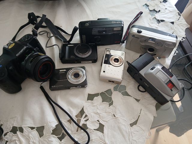 Olympus OM101 Cámara Negra y 6 cámaras pequeñas